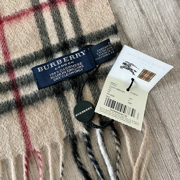 Burberry Classic Check Cashmere Scarf NWT - Picture 4 of 4